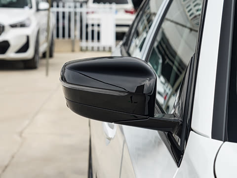 2025�� 330Li M�˶���ҹ��װ