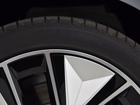 2025�� eDrive 40 L ��ҹ�˶���װ