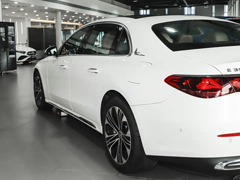 2024�� E 350 e L ���ʽ��϶����γ�