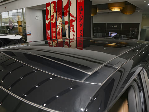 2026�� 3.0 L6 400PS SE�����