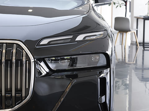 2026�� �Ŀ� 735Li M�˶���װ