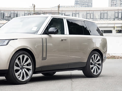 2026�� 3.0 L6 400PS SE�����