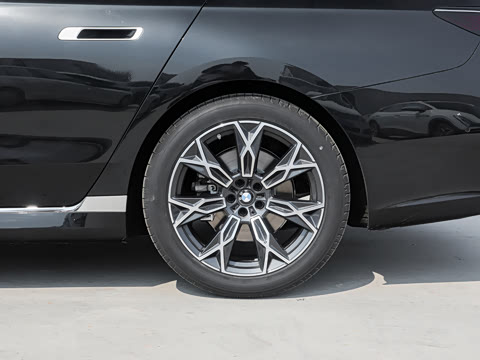 2026�� �Ŀ� 735Li ������װ