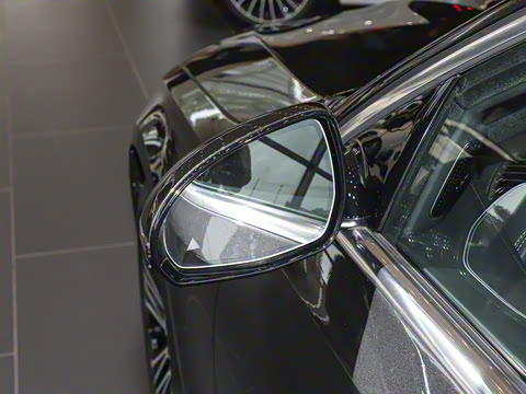 2025�� �Ŀ� E 300 L ������