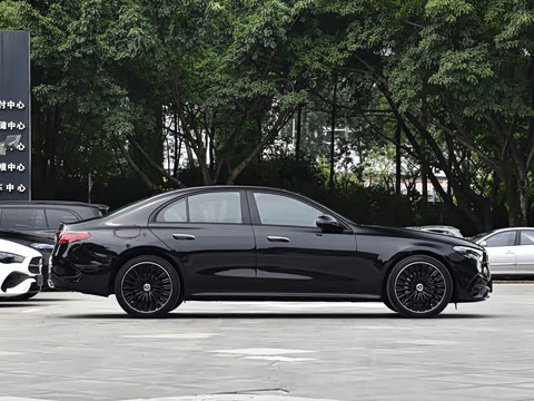 2026�� �Ŀ� E 300 �����˶���