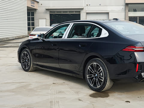 2026�� �Ŀ� 525Li M�˶���װ