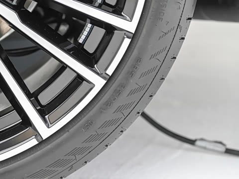 2027�� 740L �����