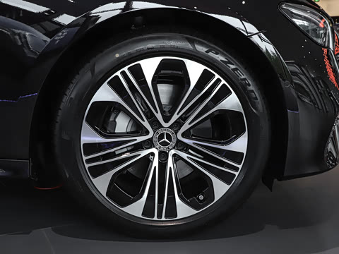 2026�� �Ŀ� E 300 L ������