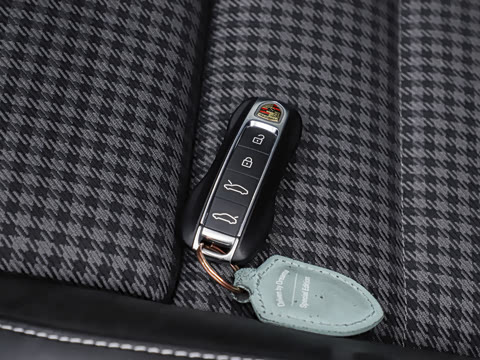 2026�� Taycan 4 Cross Turismo