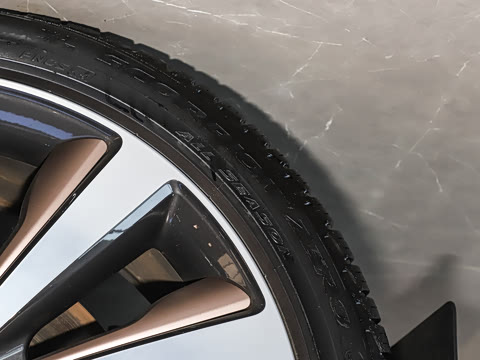 2025�� 4.4 V8 SV���ٴ����ӳ��� 4��