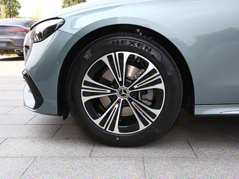 2025�� �Ŀ� E 260 L �˶���