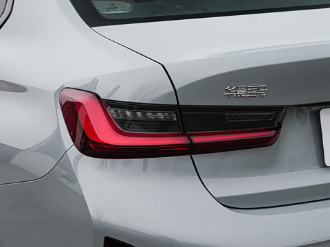 2026�� 330Li M�˶���ҹ��װ