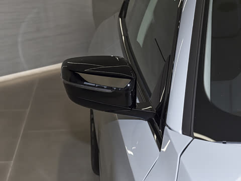 2026�� 225i M�˶���ҹ��װ