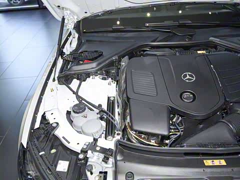 2025�� �Ŀ� E 300 �������˶���