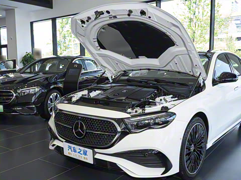 2025�� �Ŀ� E 300 �������˶���