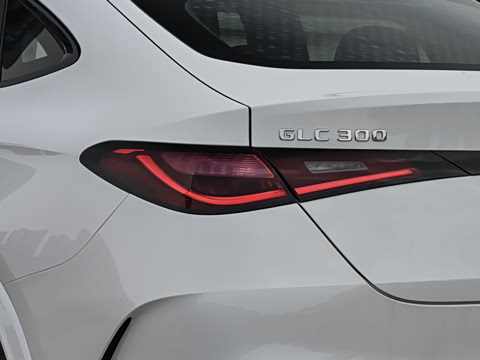 2026�� �Ŀ� GLC 300 4MATIC ����SUV