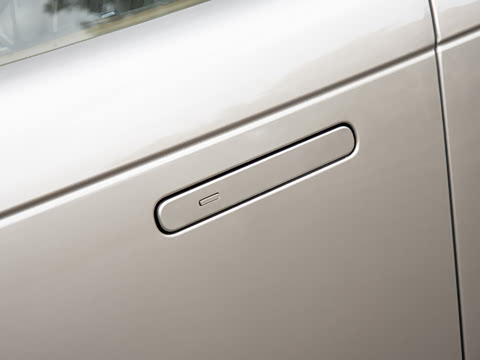 2026�� 3.0 L6 400PS SE�����