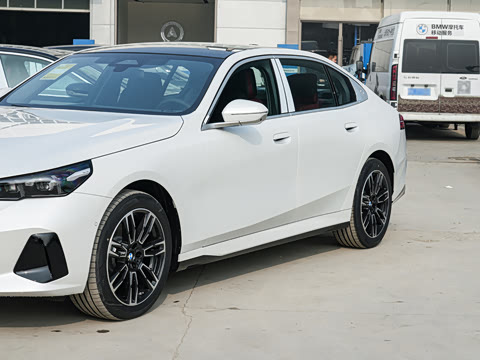 2026�� �Ŀ� 525Li M�˶���װ
