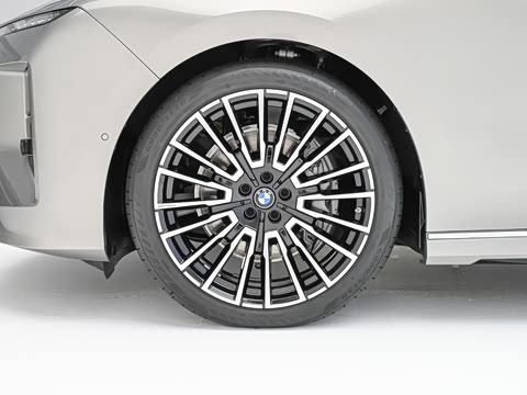 2027�� 740L �����