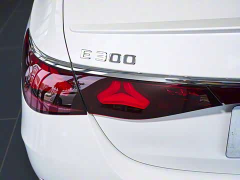 2025�� �Ŀ� E 300 �������˶���