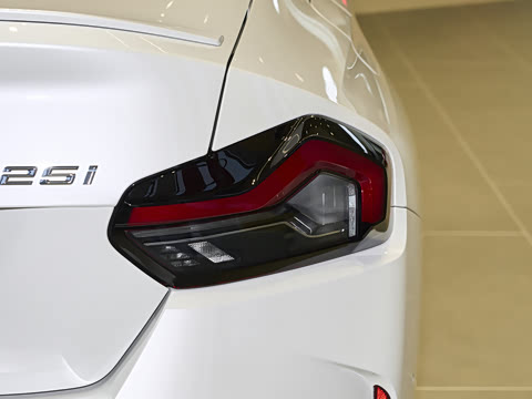 2026�� 225i M�˶���ҹ��װ