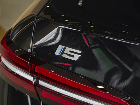 2026�� �Ŀ� eDrive 35L M�˶���װ
