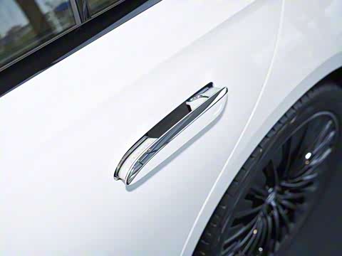 2025�� �Ŀ� E 300 �������˶���