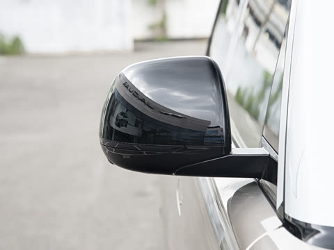 2026�� 3.0 L6 400PS SE�����