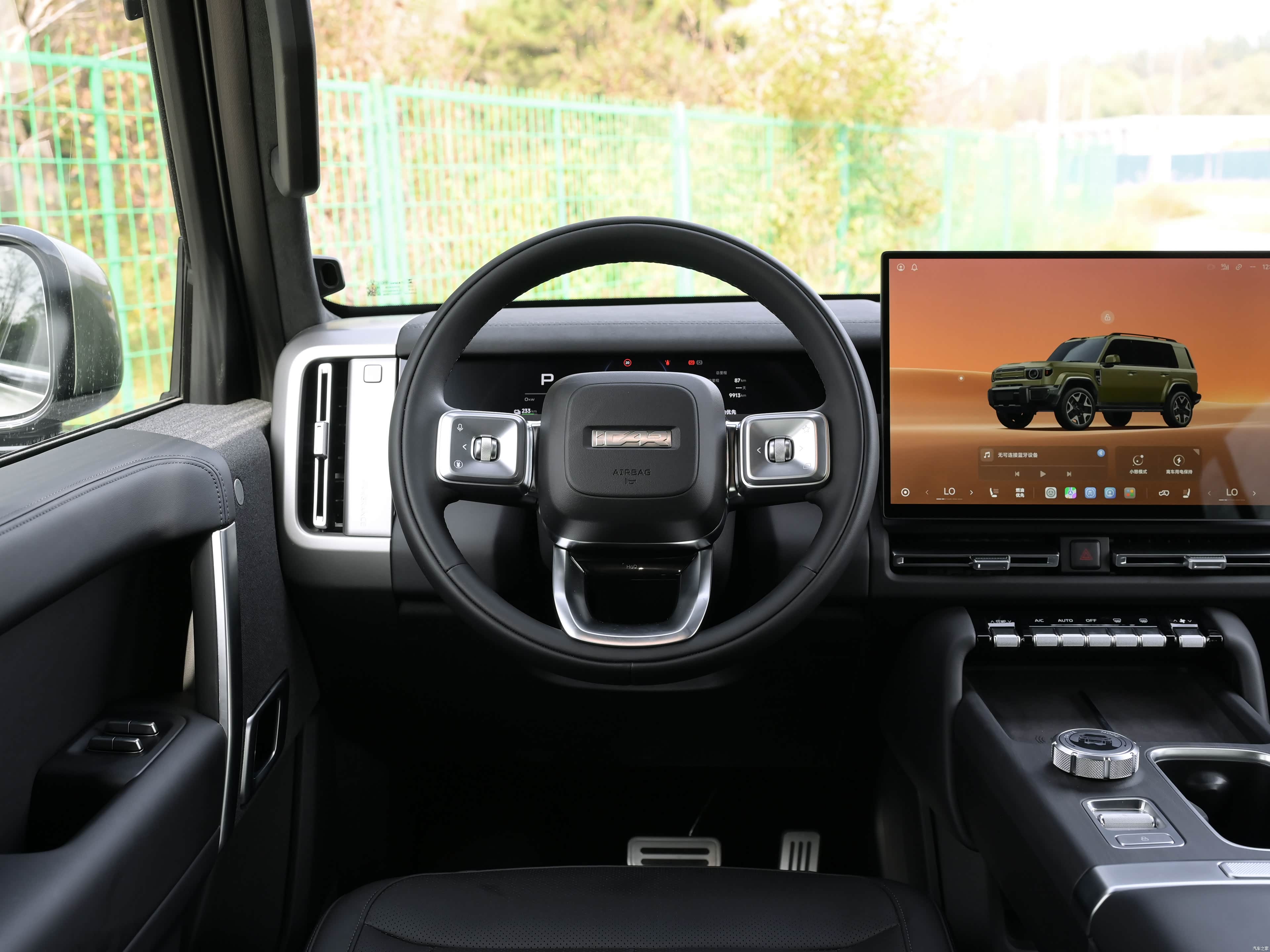 Место водителя iCAR V27