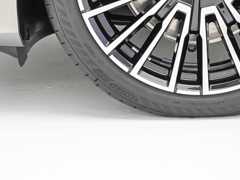 2027�� 740L �����