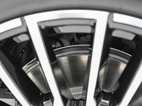2027�� 740L �����