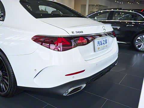 2025�� �Ŀ� E 300 �������˶���