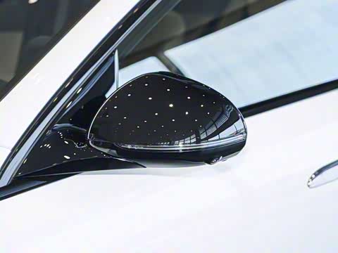 2025�� �Ŀ� E 300 �������˶���