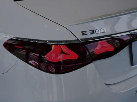 2025�� �Ŀ� E 300 �������˶���