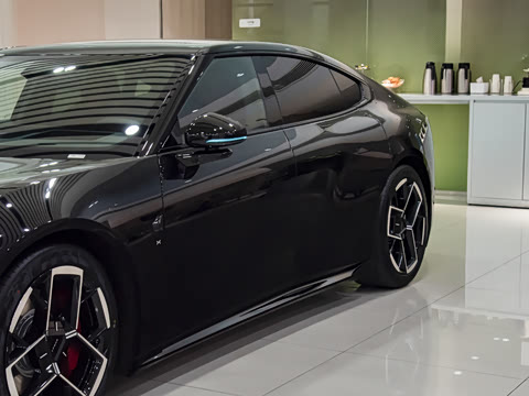 2025�� 820 Max