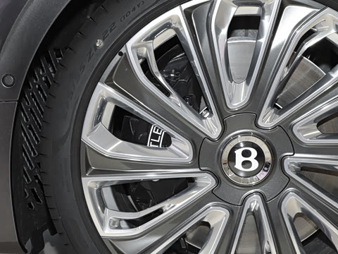 2026�� 4.0T V8 Mulliner