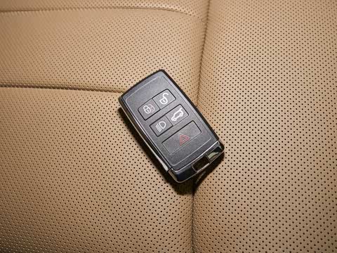 2026�� 3.0 L6 400PS SE�����