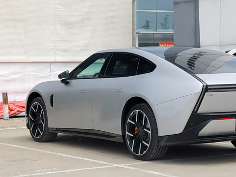 2025�� 820 Max
