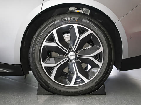 2025�� 705km Max