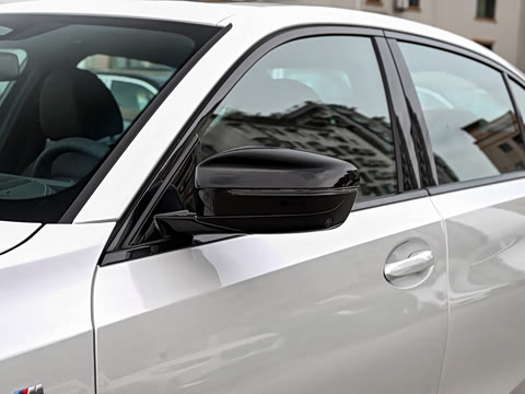 2026�� 330Li ������ M�˶���ҹ��װ