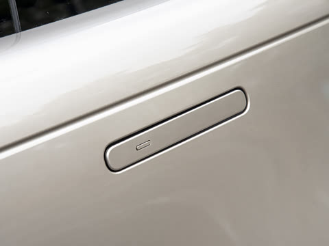 2026�� 3.0 L6 400PS SE�����