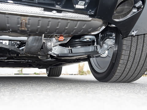 2026�� 3.0 L6 400PS SE�����