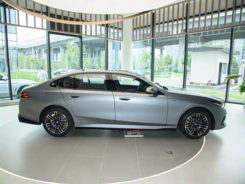 2025�� 525Li M�˶���װ