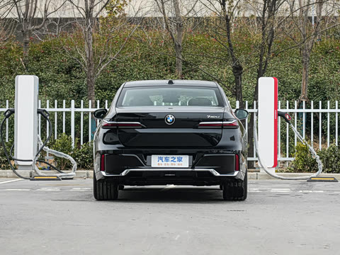 2026�� �Ŀ� 740Li ������ M�˶���װ