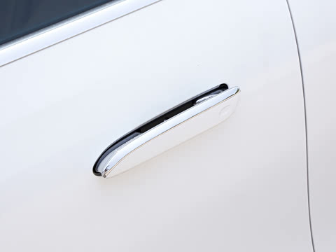 2026�� �Ŀ� E 300 L �����˶���