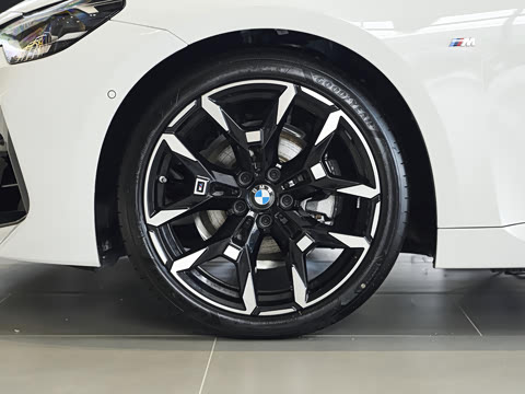 2026�� 225i M�˶���ҹ��װ