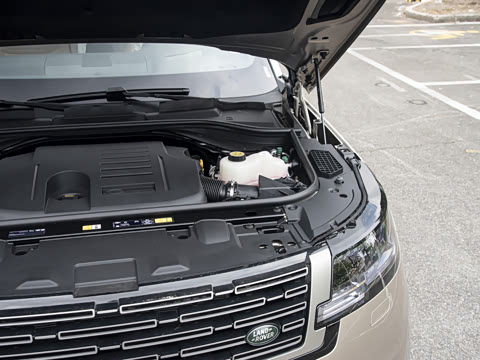 2026�� 3.0 L6 400PS SE�����