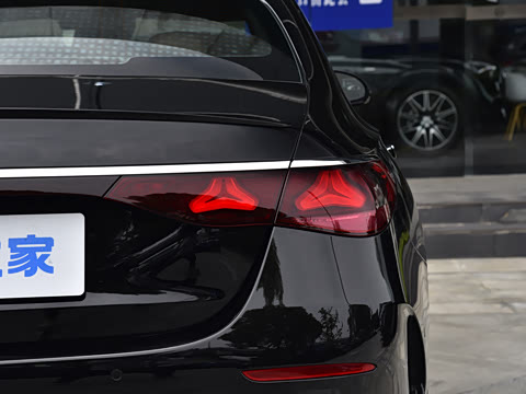 2026�� �Ŀ� E 300 �����˶���