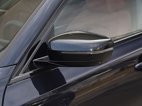 2026�� 330Li ������ M�˶���ҹ��װ