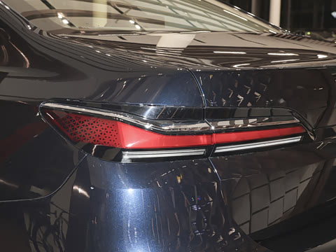 2026�� 735Li M�˶���װ